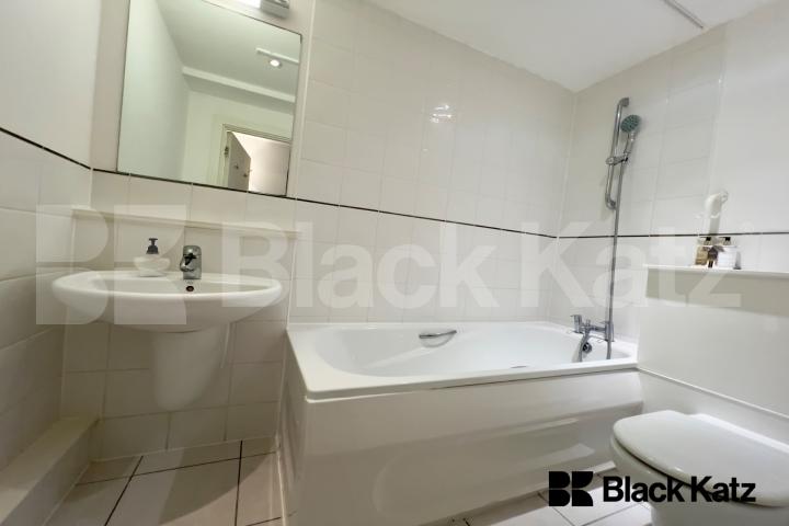 Superbly Located One Bedroomed Apartment  Isaac Way, Borough